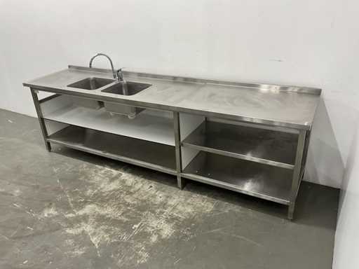 Évier et table de travail en acier inoxydable