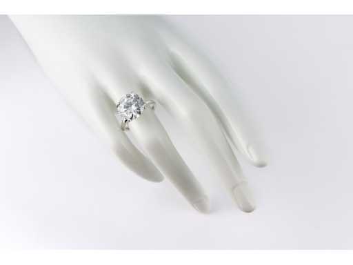 Anello in oro bianco 18 kt con 8.01 ct diamante