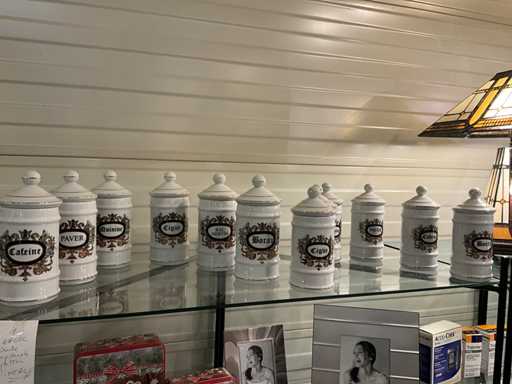 Diverse antieke apotheekpotten  met tekst(12x)