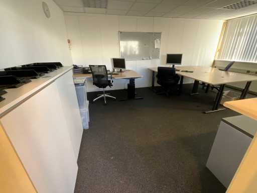 Kantoorinrichting v.v. 3 werkplekken en roldeurkasten