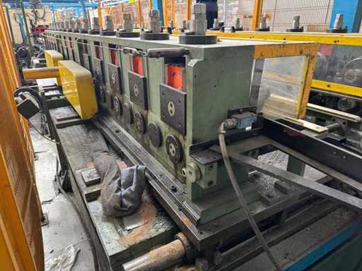 Roll forming machine