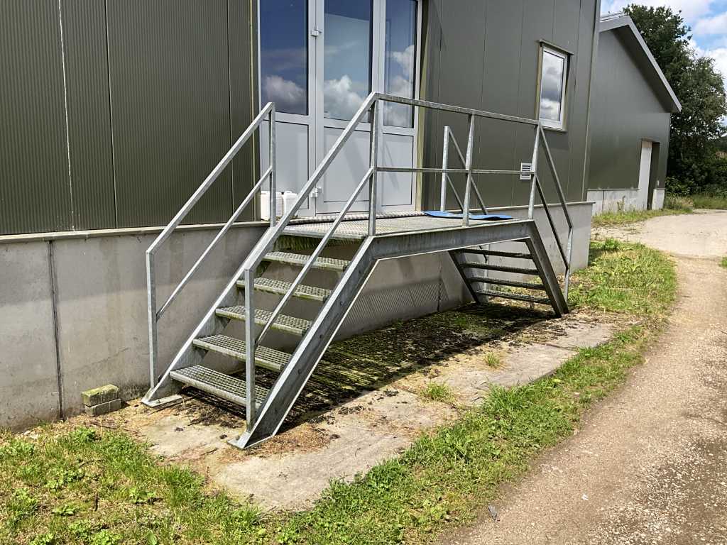 Staircase with landing solar