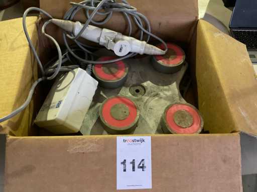 Clem? magnetic? pentru ma?in?