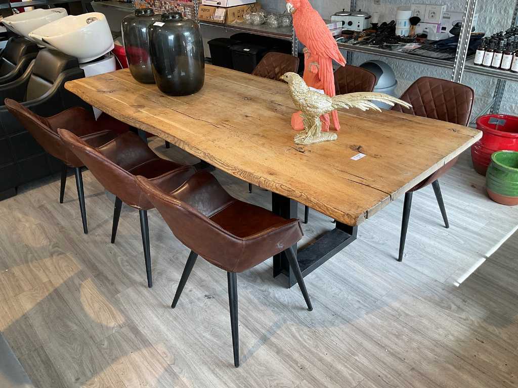 Tavolo da pranzo con sedie