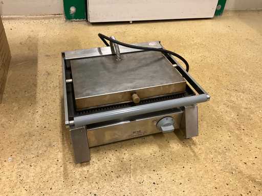 3 différents appareils de cuisine en acier inoxydable