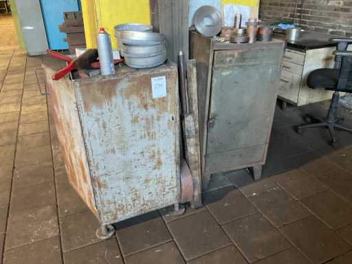 Armoire d’atelier diverse (2x)