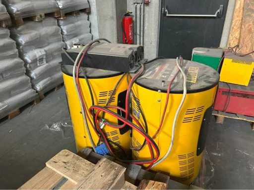 Vari caricabatterie (9x)