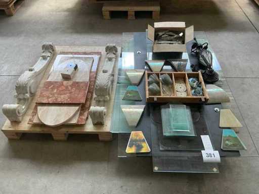 Diverses tablettes en verre et en marbre
