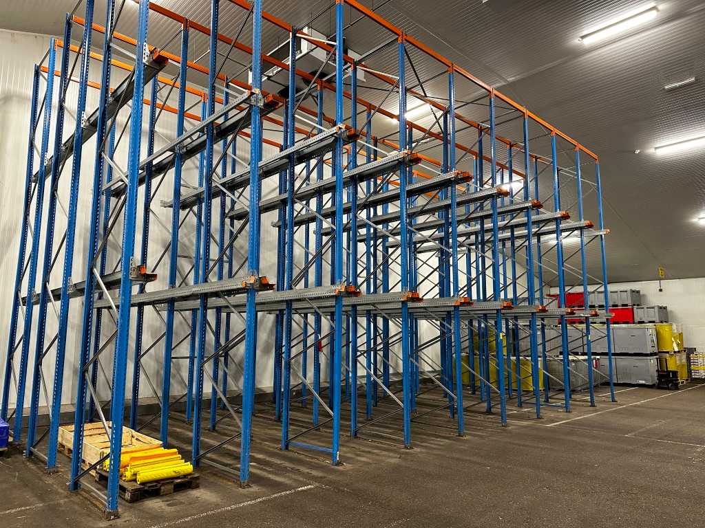 Stow - Installation of the drive-in rack 162 block pallet