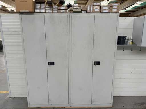   2 armoires avec matériaux de montage électriques