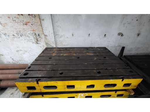 Plaque à fente en T