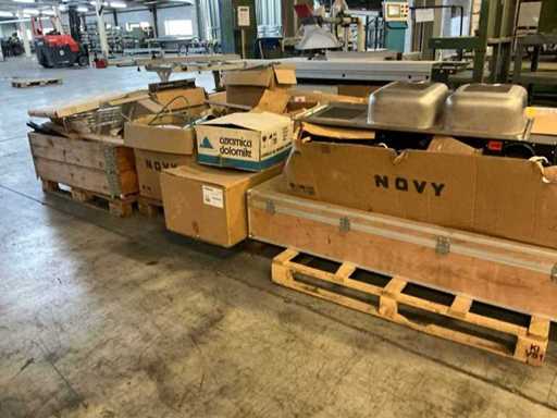 Batch of various kitchen equipment and accessories