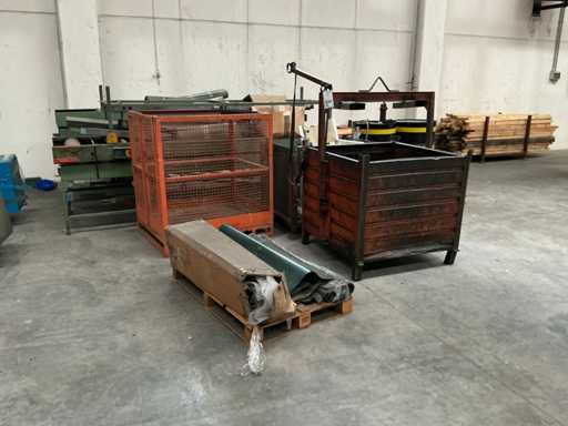 Stock di varie attrezzature in disuso