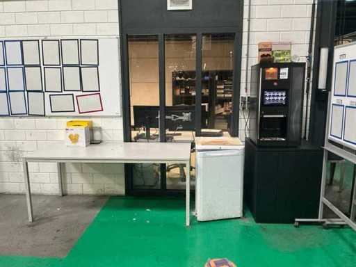 Machine à café Wittenborg avec réfrigérateur et table