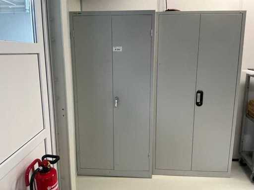Schrank mit Inhalt