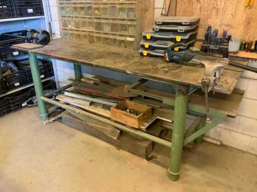 Workbench equipped with Heuer Front vice