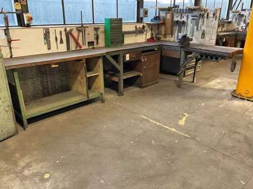 Werkbank met bankschroef