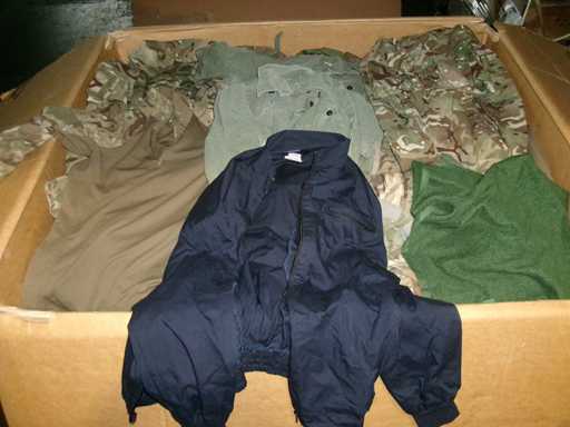 kg Mélange de vêtements et d’équipement, défectueux (GH) (145kg)