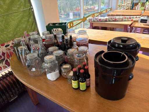 Partij weck-/voorraadpotten, beugelflessen en fermentatiepotten (incl. inhoud)