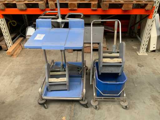 Diverse cărucioare de curățare (2x)