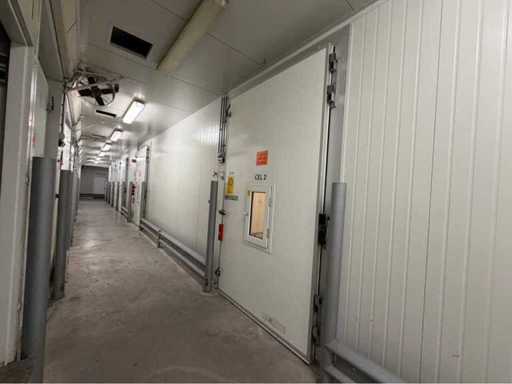 Cooling and storage cells including installations