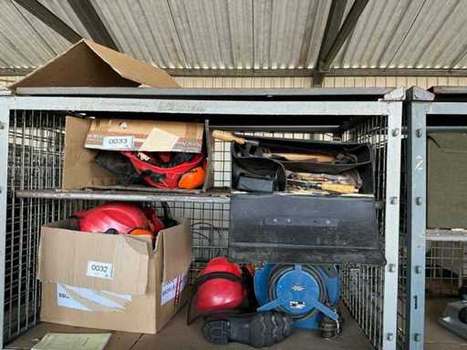 Veiligheidshelmen en timmermansgereedschapstas