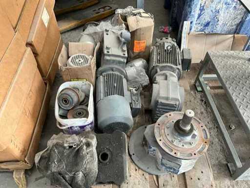 Un lot de motoare electrice și accesorii