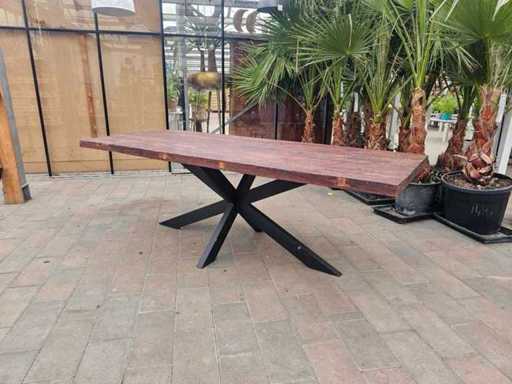 Exklusiver Massivholztisch mit Spider-Gestell - Rustikaler Charme