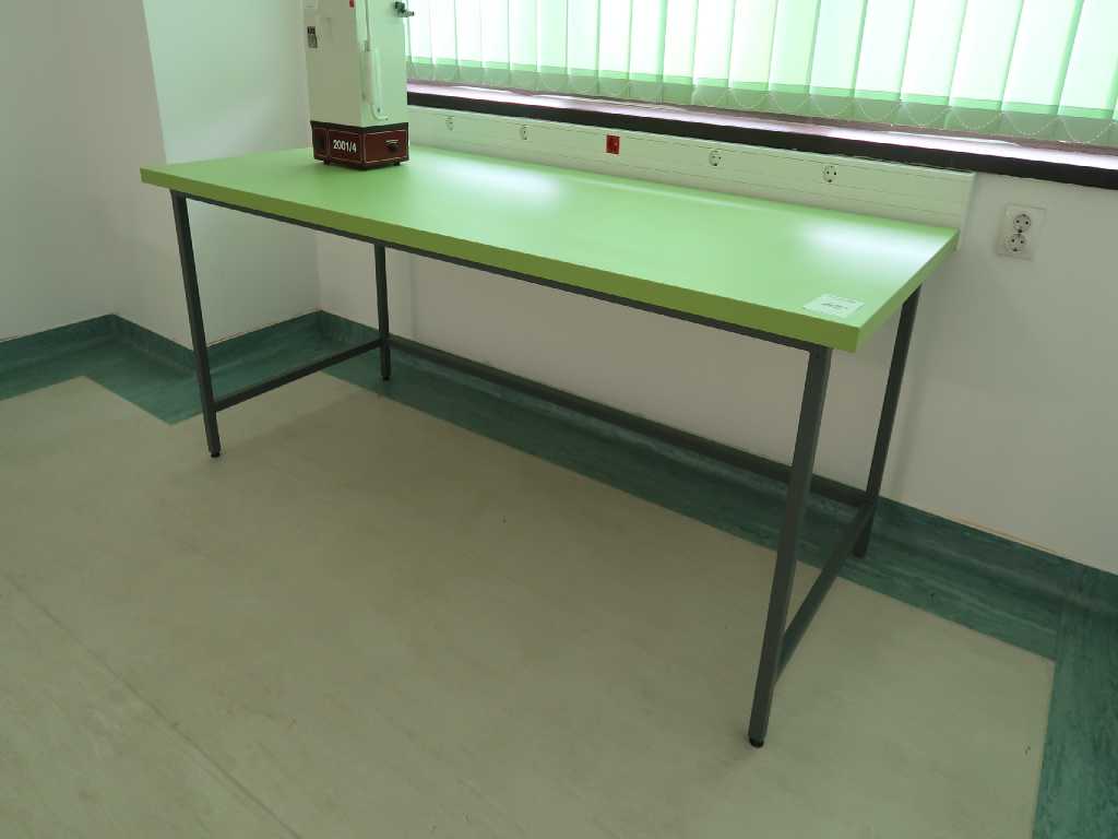 Table de laboratoire
