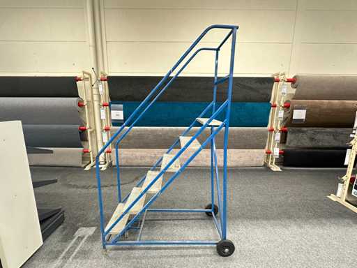 Mobile platform stairs