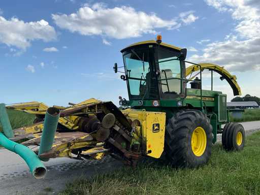 1985 John Deere 5820 Veldhakselaar met pick-up/maisbek en aanhanger