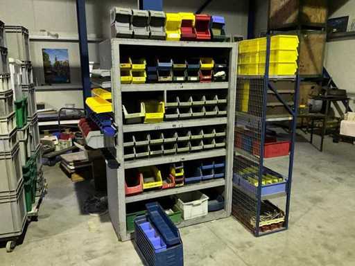 Un lot de cutii de plastic pentru stivuit cu dulap