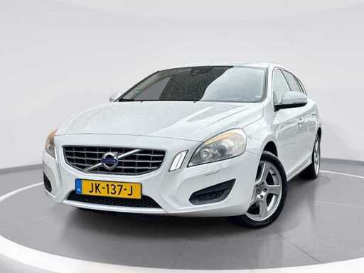 Volvo V60 1.6 T4 Momentum | JK-137-J