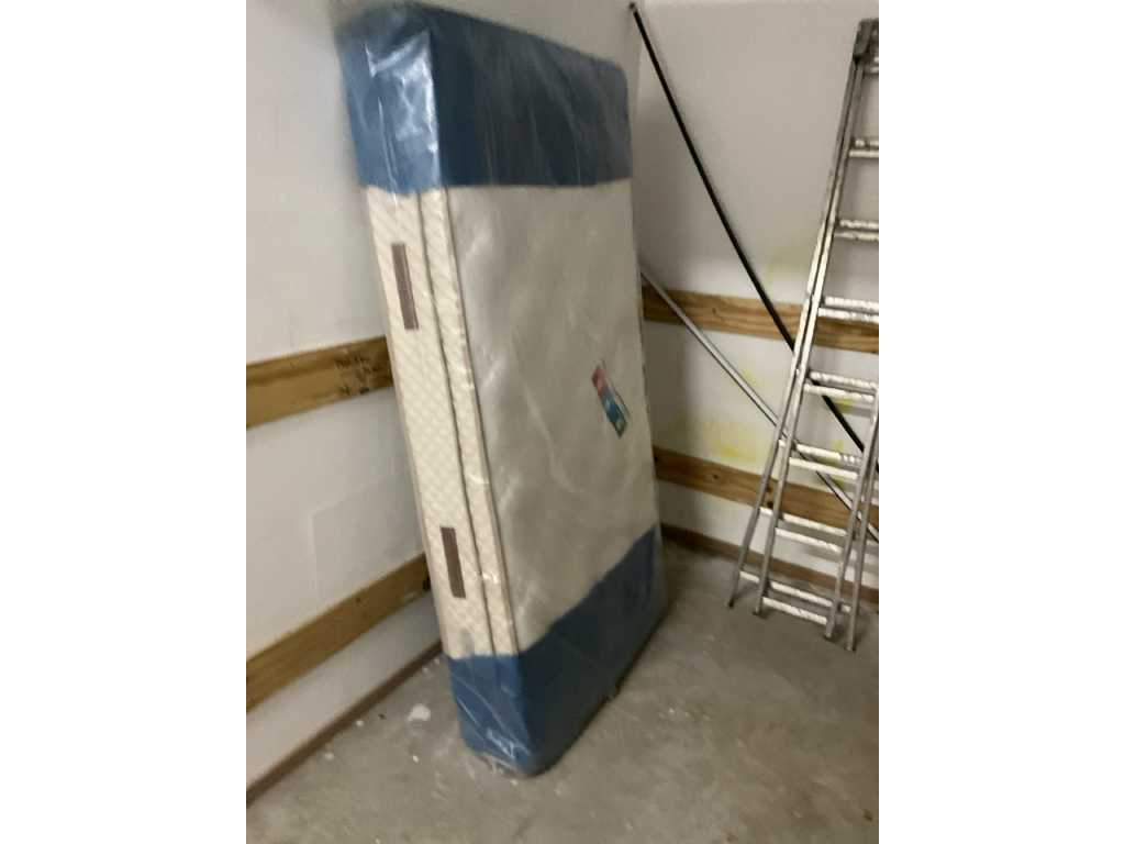 Batch of various bed parts/articles wo mattresses