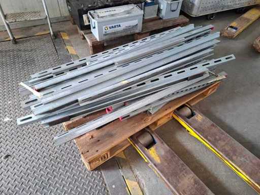 Installatiemateriaal - pallet met Hilti-rails