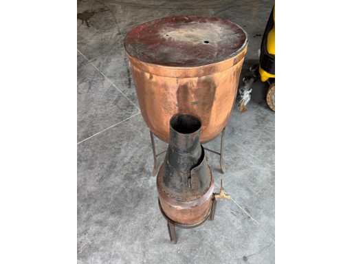 Vecchio alambicco di rame
