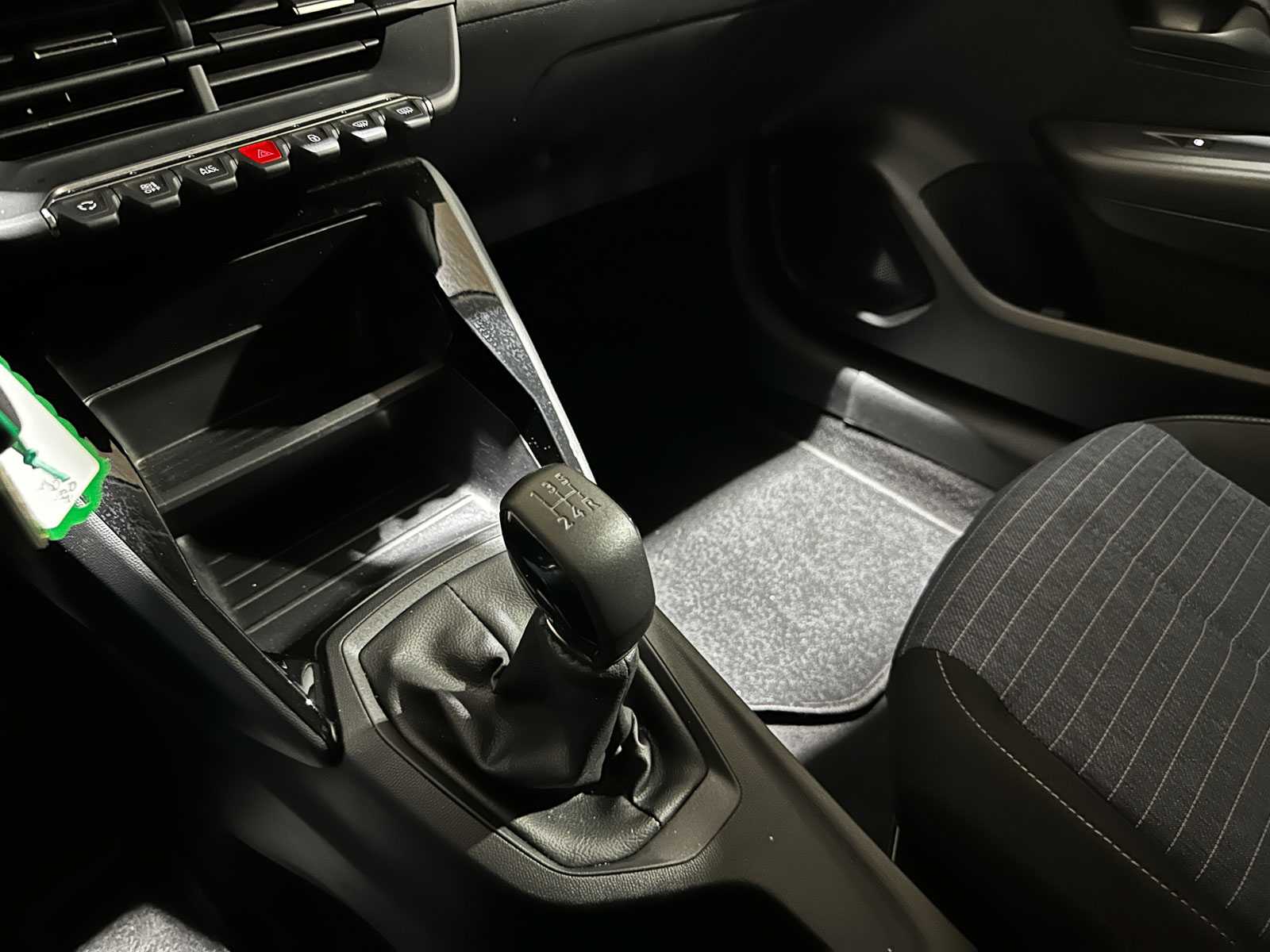 Peugeot 208 1.2 PureTech Like 75pk 2013, R-956-ZL