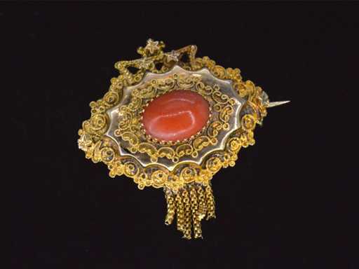 Broche en or avec corail rouge