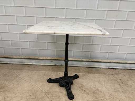 Marmurowy stół ze stalową podstawą