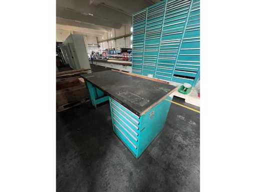 Stół roboczy z zawartością