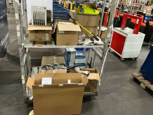 Lot de couteaux, surveillant et marchandises retournées
