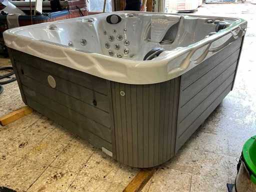 Tulip spa Jacuzzi