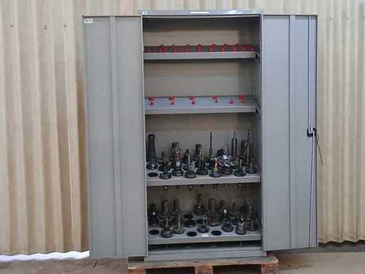 Armoire à outils avec porte-outils SK50 et outils de fraisage.