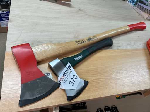 2 axes