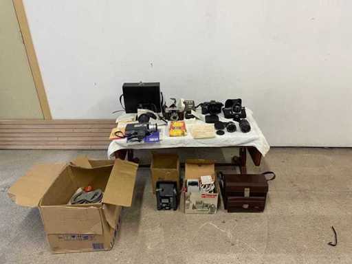 Bekijk beschrijving Vintage camera's & Cameraset – Chinon, Minolta, Canon + Accessoires