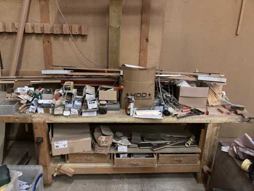 Werkbanken met inhoud (2x)