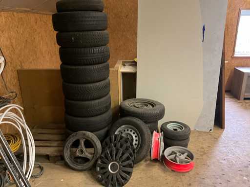 Lot de pneus et de jantes de voiture