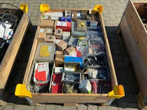 Schrauben, Muttern, Schrauben, Schlauchschellen usw