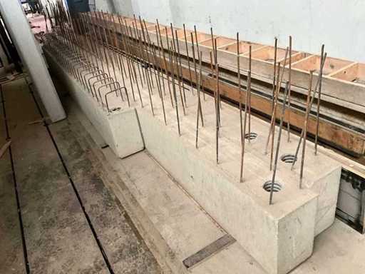 Éléments en béton préfabriqués avec armature 6,75x0,4x0,25 m / 7x0,4x0,25 m / 3,8x0,4x0,4 x 25 cm
