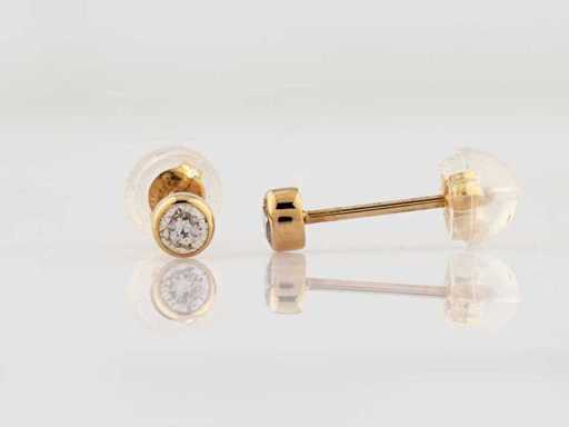 18 KT Yellow Gold Earring With Natural Diamond